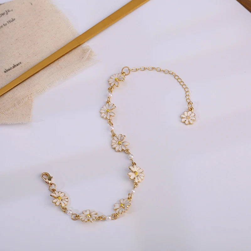 Verstelbare Daisy Armband met een Zoet, Artistiek Design en Contrastkleuren. Eenvoudig en charmant, ideaal voor dagelijks gebruik.