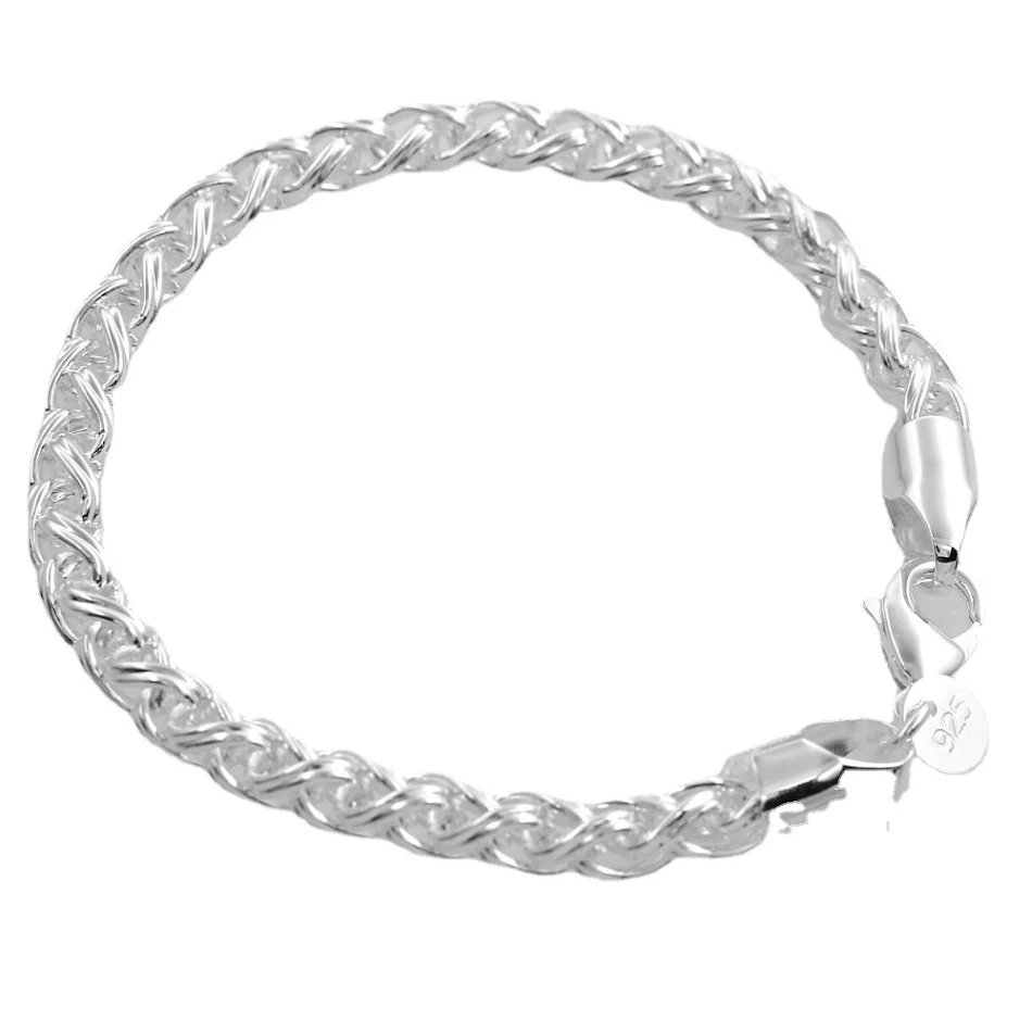 Zilveren herenarmband met gedraaide cirkel, statement sieraden, een stijlvol accessoire dat jouw look compleet maakt en de aandacht trekt.