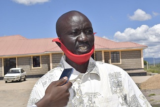 Mathare 4A Resettlement Scheme Group chairman Reuben Ojwang' addressing the press at KBC police station in Matungulu, Machakos County on Thursday May 21.