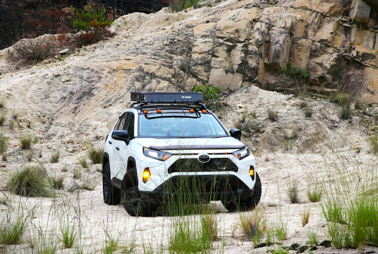 RAV4のグレードエンブレム見てみたい・一眼レフ練習中・ナンバーレス・オフロード遊び・調子にのるとこうなりますに関するカスタム事例の投稿画像2枚目
