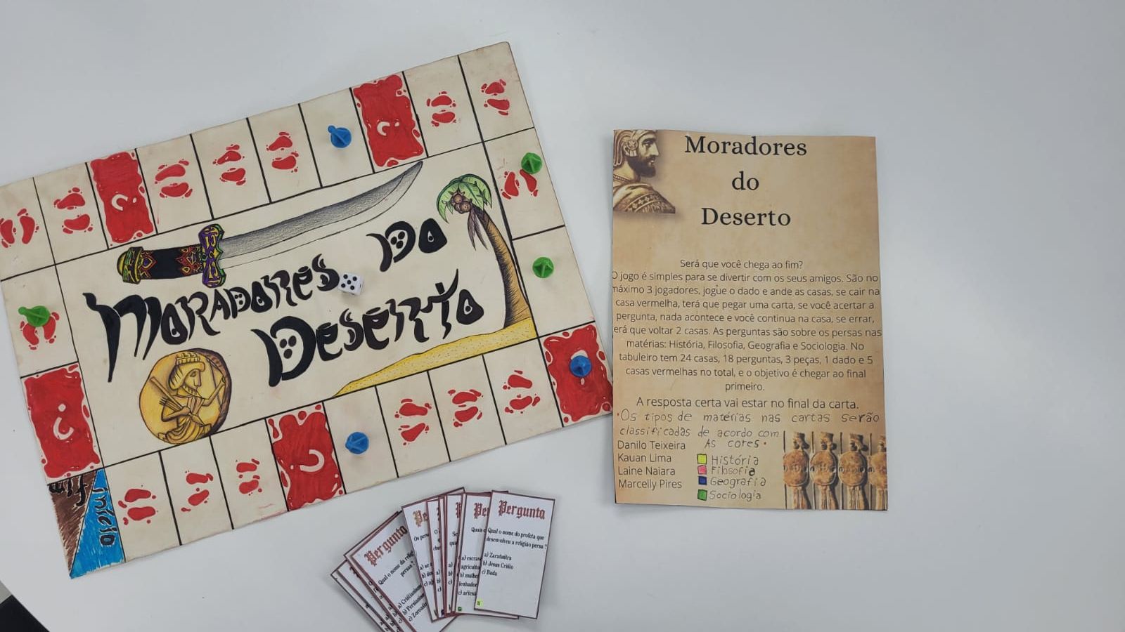 Jogo de cartas adaptado ensina geografia a alunos de escola