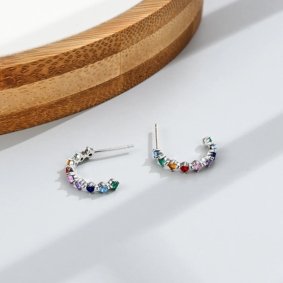 Boucles d'oreilles simples S925 en argent sterling avec zircones colorées. Élégance discrète et éclat quotidien. Le cadeau idéal pour toutes occasions.