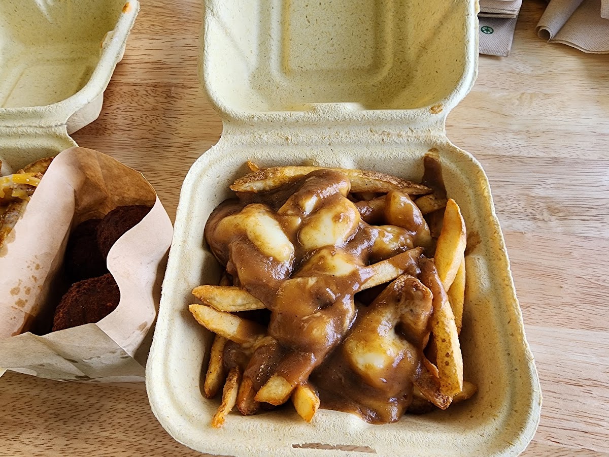 Poutine (fries with gravy & cheese)