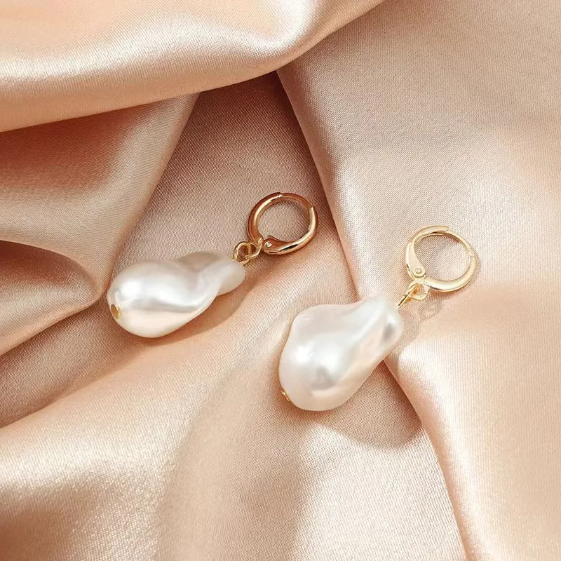Retro Barok Parel Kwastje Oorbellen. Verbeter je look met deze stijlvolle sieraden. Perfect voor elke gelegenheid, voeg een vleugje vintage toe.