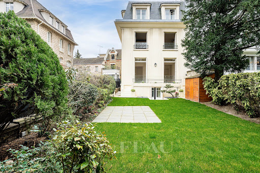 Private mansion with garden 1