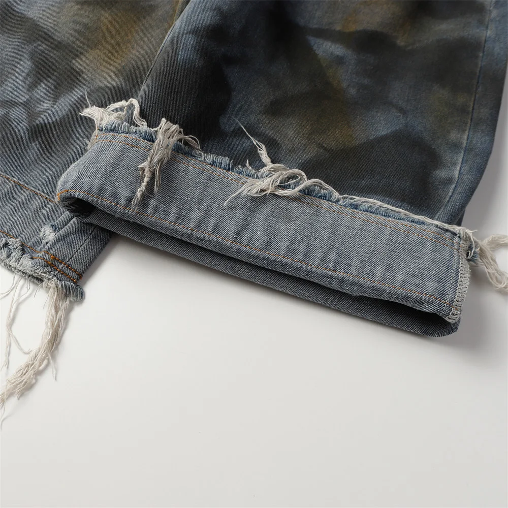 Title 8, Oude en vuile denim middenbroek voor heren. Com...