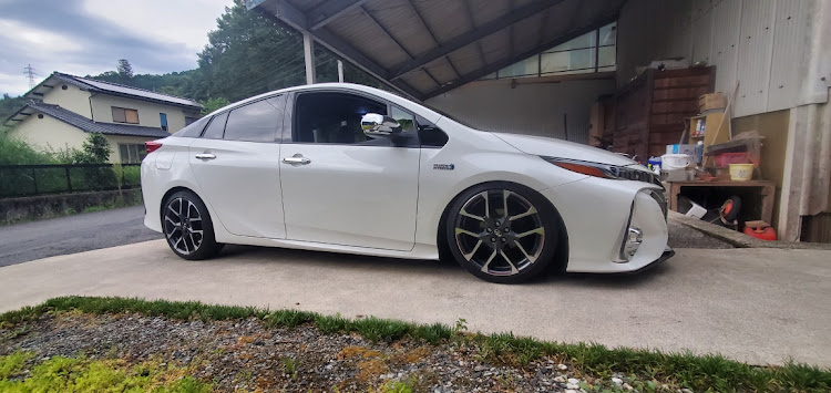 プリウスPHVの車高調・取り付けに関するカスタム事例の投稿画像2枚目