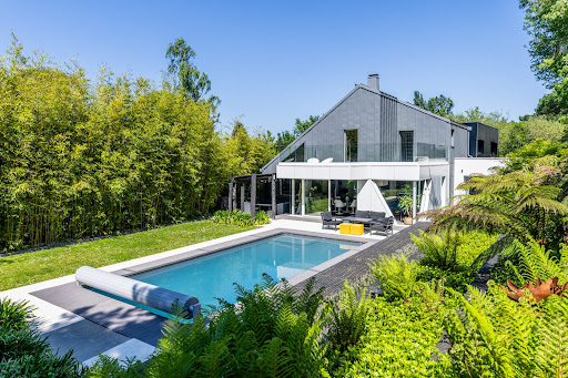 Villa with pool and garden 3