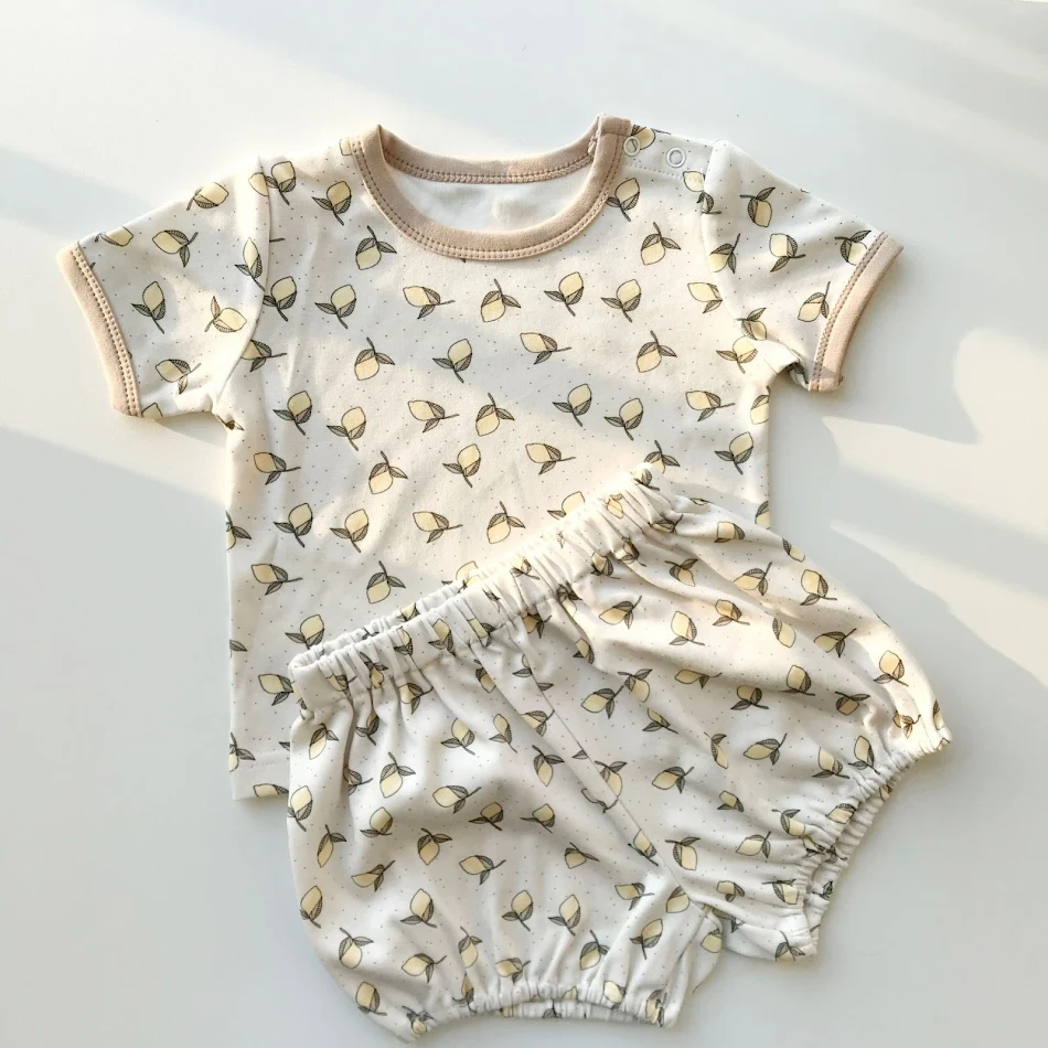 Kinder katoenen tweedelige set met korte mouwen en shorts. Comfortabele zomerkleding voor jongens en meisjes. Ideaal om in te spelen.