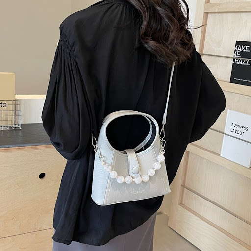 Title 4, Portable Female Fashionable Stylish Trendy Cros...