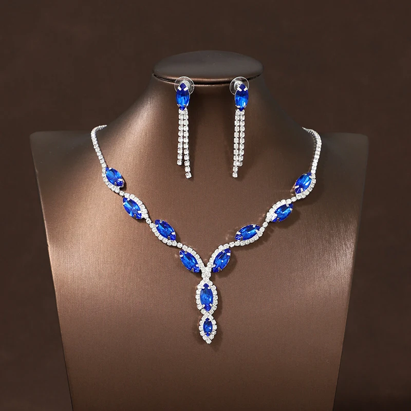 Parure Collier et Boucles d'oreilles Performance Scène, design éblouissant pour soirées et spectacles, accessoire élégant et captivant.