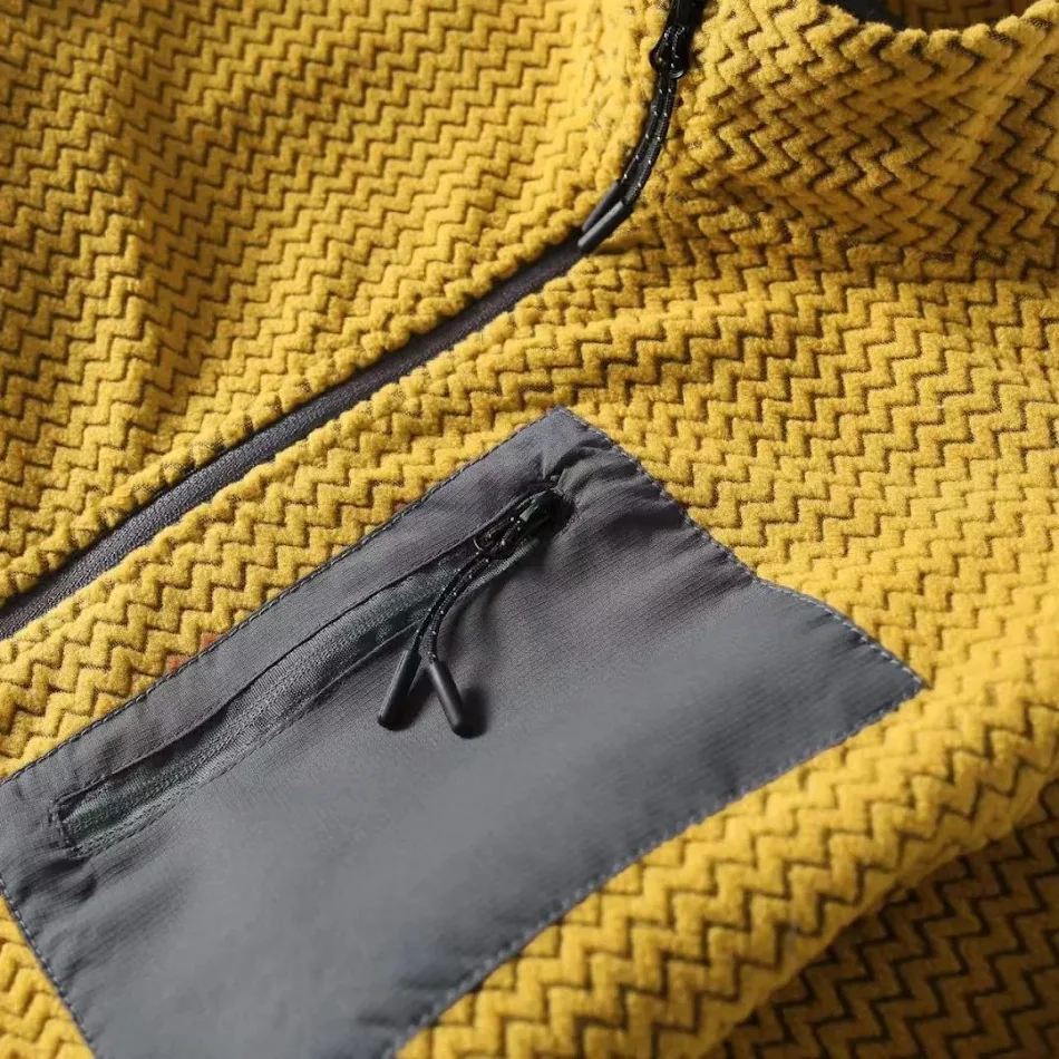Cardigan à col montant en polaire avec motif vague tendance. Veste chaude et élégante pour homme, idéale pour un confort optimal au quotidien.