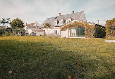 Villa with pool and garden 16