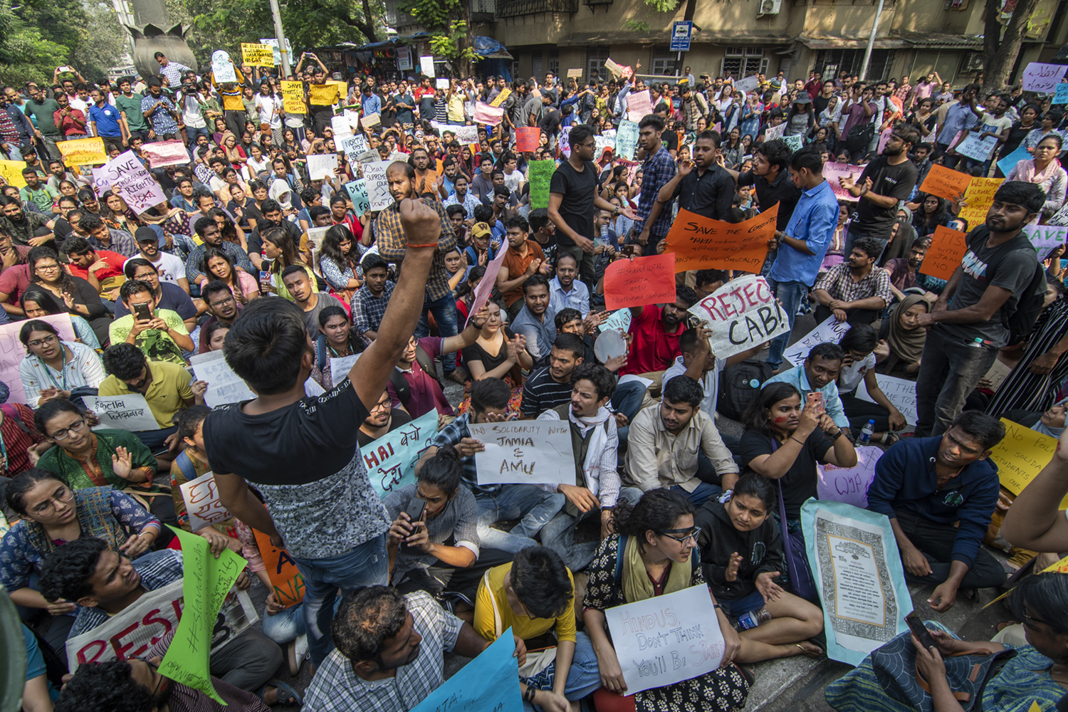 परिसर में हो रहे सीएए विरोधी प्रदर्शनों का दमन करते विश्वविद्यालय