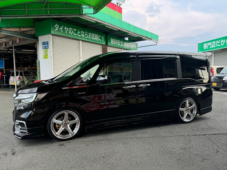 ステップワゴンスパーダのお盆休み・車高調換装・TEIN FLEX Z・異音とのお別れ・フォロワーさんに感謝！に関するカスタム事例の投稿画像1枚目