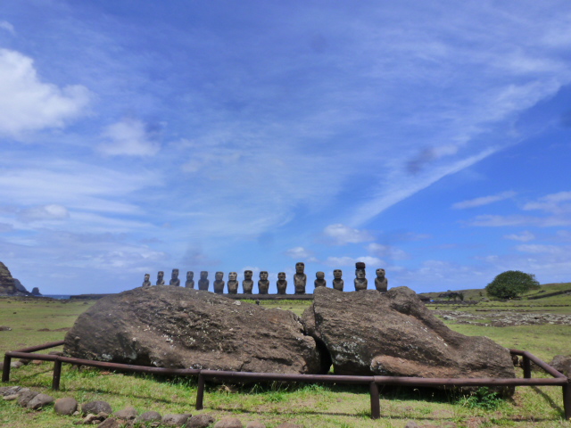 ISLA DE PASCUA. RECORRIDO POR LA COSTA SUR Y ANAKEMA. ATARDECER EN TAHAI - CHILE, de Norte a Sur con desvío a Isla de Pascua (29)