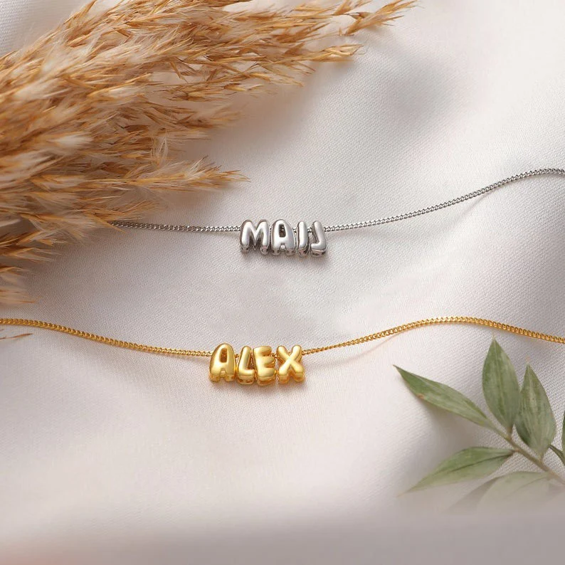 Title 5, Naamketting met verweven Engelse hoofdletters. ...