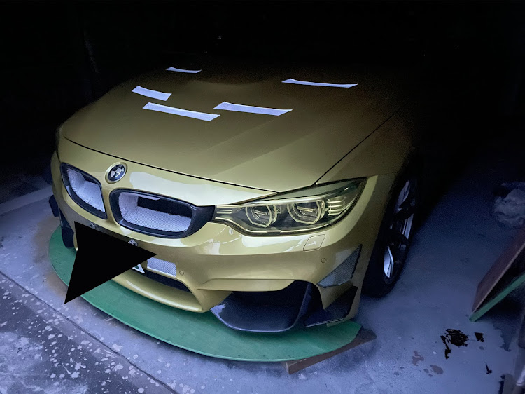 M4 クーペの続き・カズさんと・カズさんヘッドライトフィルム施工は特別・フロントリップ2段目制作・そろそろf82 M4のために始動に関するカスタム事例の投稿画像9枚目