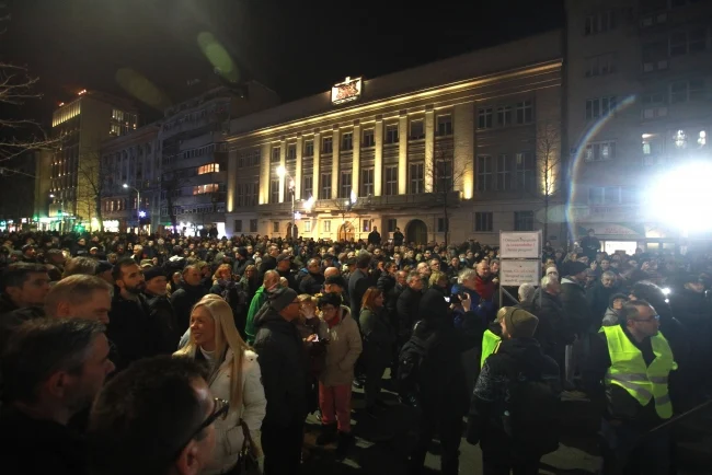 Učesnici protesta Srbija protiv nasilja ispred RTS-a, zvižduci za rad tog medijskog servisa