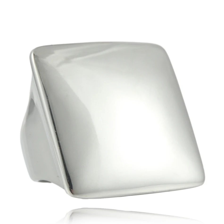 Bague carrée en acier titane tendance pour hommes et femmes. Élégance, résistance et style pour un look moderne et sophistiqué.