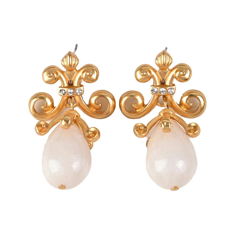 Boucles d'oreilles vintage rétro, émail blanc luxueux et abordable. Bijoux de niche uniques pour femmes. Élégance intemporelle.