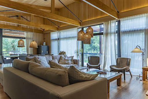 Luxury house for sale in Buenos Aires (Argentina) - Spacious living room with wooden exposed beams