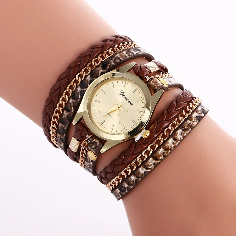 Relógio feminino de pulso com bracelete envolvente, estampa de leopardo e tecido, acessório fashion para um visual elegante e moderno.
