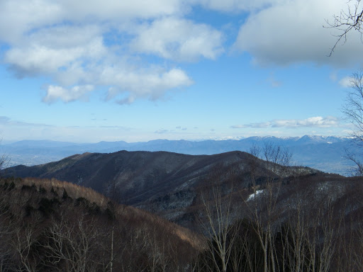 展望地から下山尾根を見る