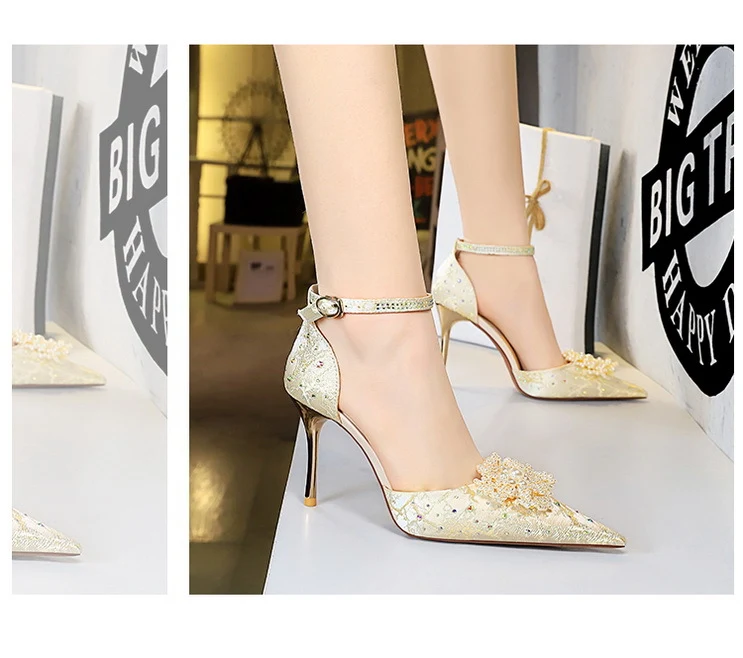 Sandalias de tacón alto con flores de perlas y pedrería, de punta fina, huecas y de corte bajo para un look elegante y femenino.