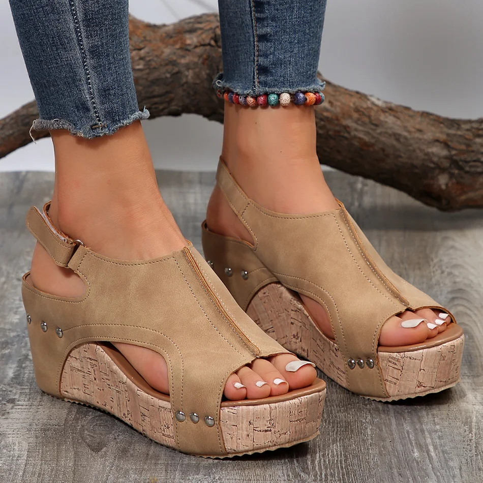 Sandalias de cuña para mujer con plataforma, puntera abierta y remaches. Elegancia y comodidad para tus pies, ideales para cualquier ocasión.