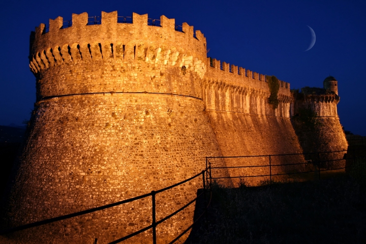 The Enchanted Fortress and the Moon di djanloo