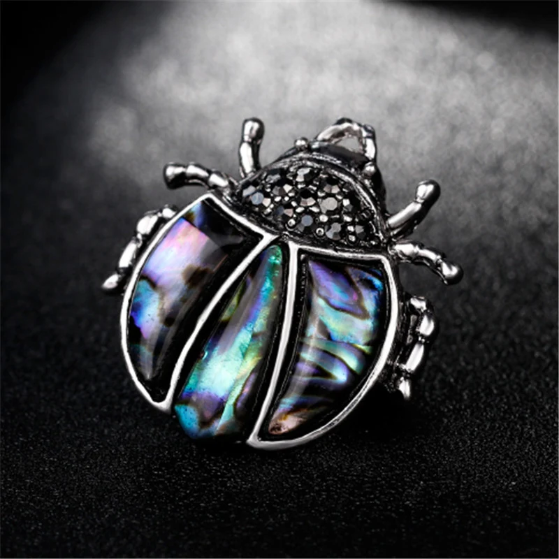 Broche en argent antique électroplaqué avec strass coccinelle sept étoiles. Accessoire polyvalent pour hommes et femmes, parfait pour toutes les tenues.