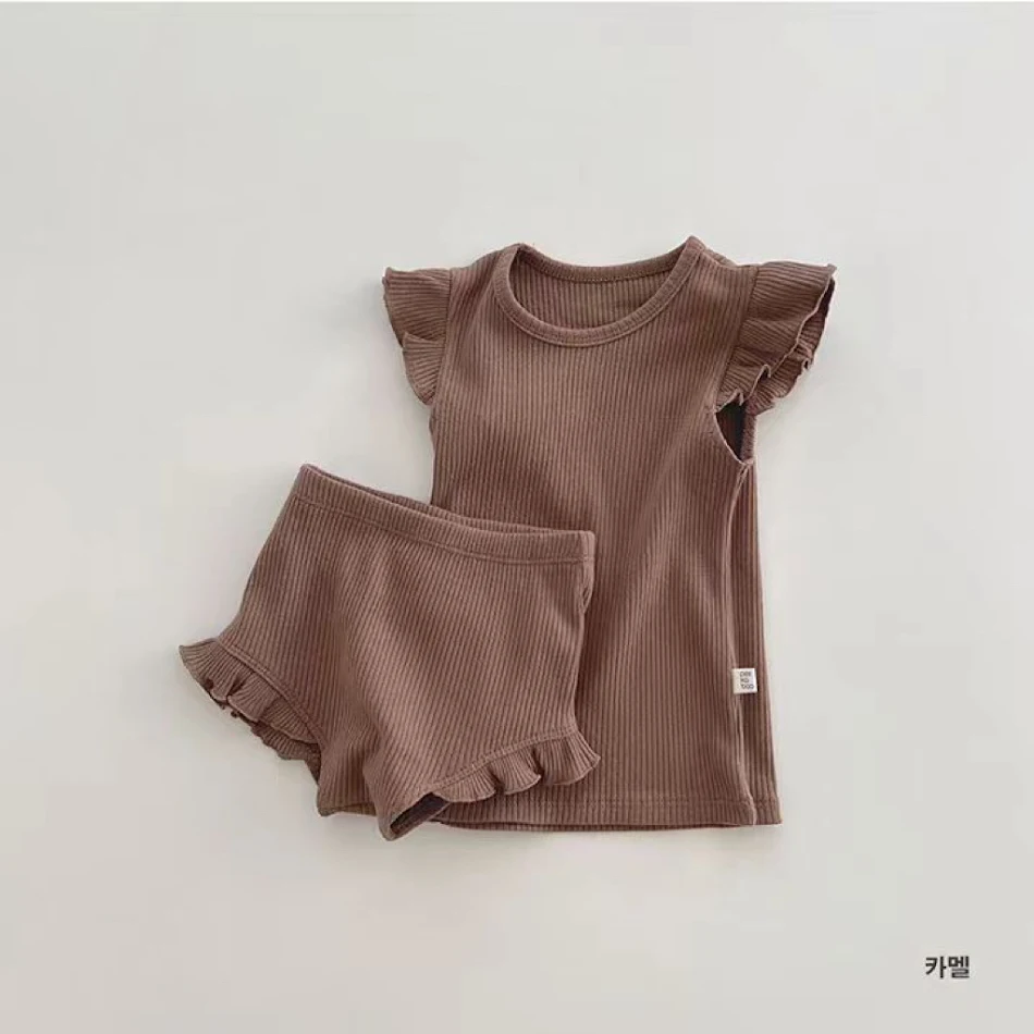 Donkere effen kleur korte broek krullend pak met fladderende mouwen. Comfort en stijl voor een elegante zomerse uitstraling.