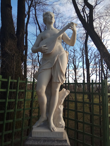 A statue (статуя в Летнем саду