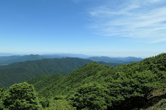 下に下山予定の尾根が見える（中央左下に学能堂山）