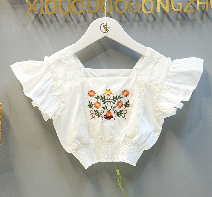 Conjunto de moda infantil Top com bordado e shorts jeans. Conforto e estilo para as meninas, ideal para diversas ocasiões.