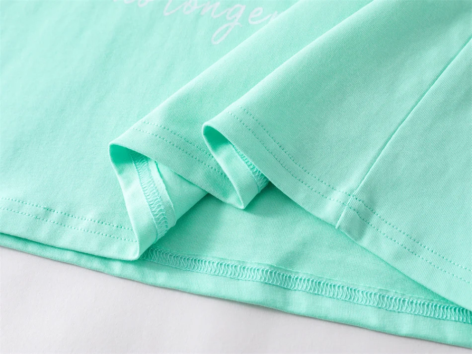 T-shirt con maniche corte, fiocco e scollo rotondo. Un top comodo ed elegante per donna, perfetto per il quotidiano, ideale per un look femminile.