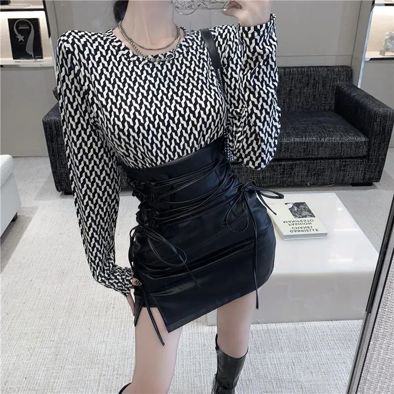 Title 4, Yüksek belli, küçük deri etek, moda ve şık bir ...