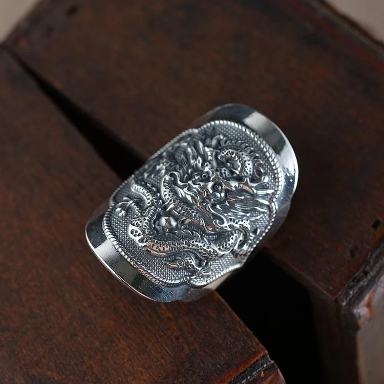 Mannelijke Dominerende Retro Drakenring. Toon je kracht met deze opvallende ring. Een statement accessoire voor de man die weet wat hij wil.