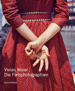 vrouw in rode jurk met handen op de rug: rechter hand gesloten, de linker open