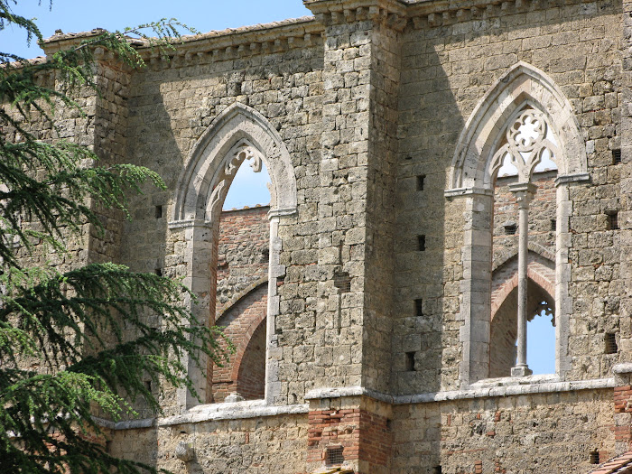 Finestra bifora a sesto acuto in stile gotico, l’unica completa della colonna centrale e del fregio, abbazia di San Galgano, Chiusdino, Toscana