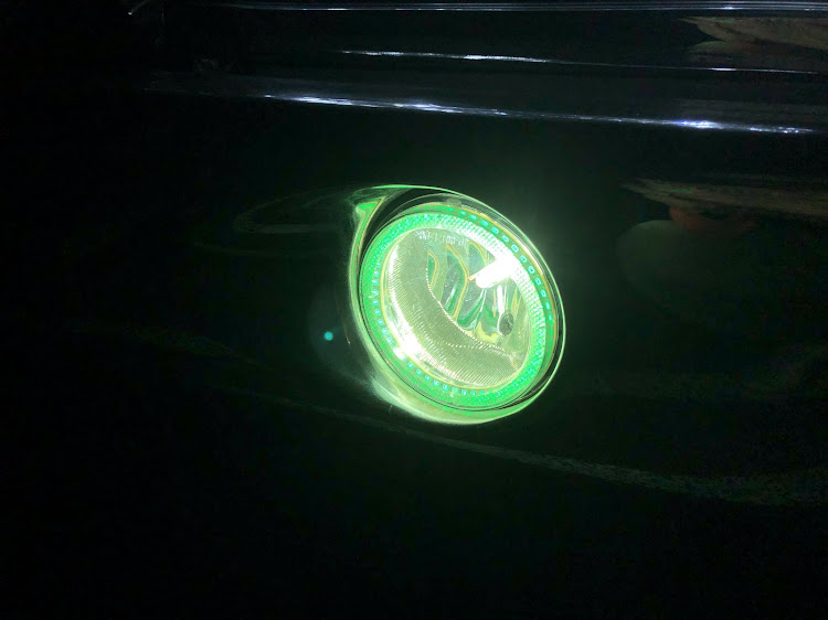 サバーバンのDIY・フォグランプ交換・グリーン・アメ車好きに関するカスタム事例の投稿画像3枚目
