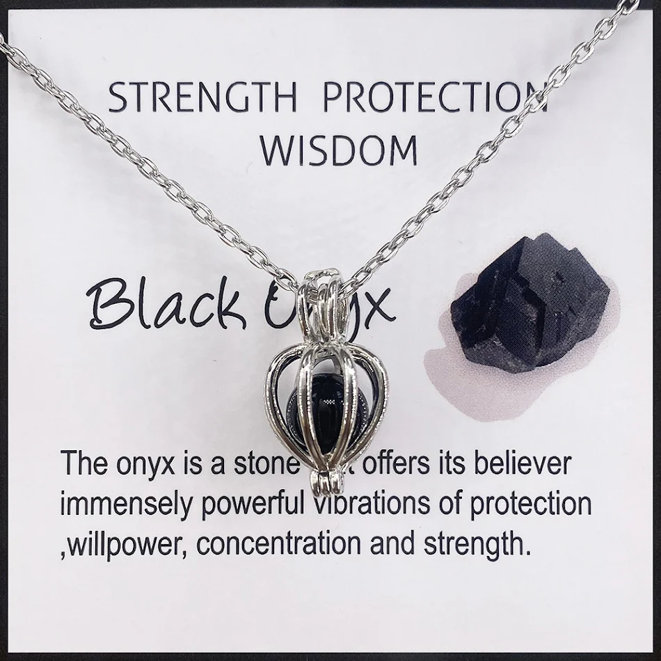 Collier cage en pierre naturelle avec carte ouvrante et fermante. Un bijou unique pour garder vos petits secrets et messages précieux. Idéal comme cadeau.