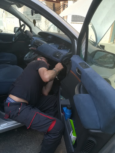 Auto Repairing Garage Gallery - Italy