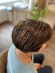 Photo n°4 de L'Atelier des Elfes - COLORATION VEGETALE MARCAPAR à Paris (Salon de coiffure)