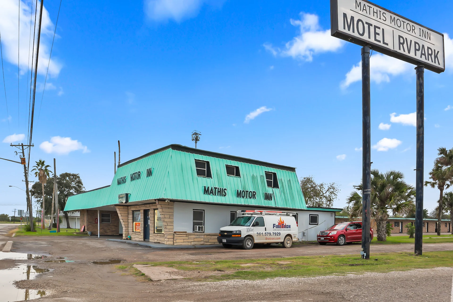 Mathis Motor Inn & RV Park