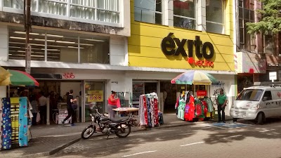 Photos of &Eacute;xito Pereira Centro