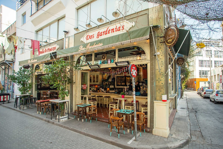 Dos Gardenias by null