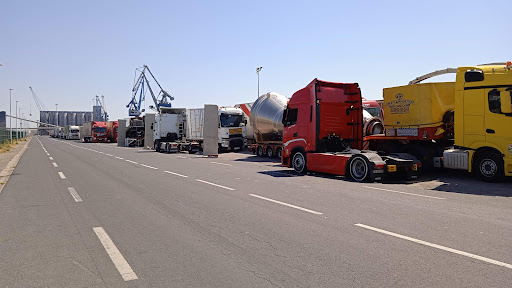 Parking turkish trucks - Thumbnail