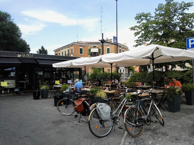 Le Petit Café